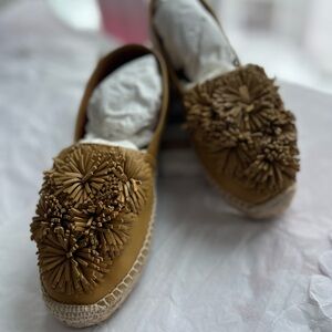 BNIB Chie Mihara Caramel Leather Espadrilles with Floral Burst on toe RESORT